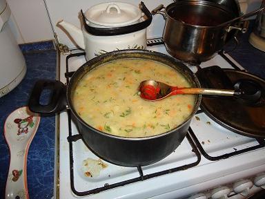 кастрюля готового горохового супа