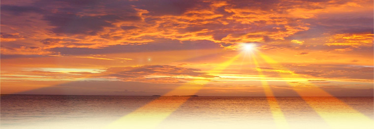 Золотой закат над океаном. Солнечные лучи пробиваются через облака.